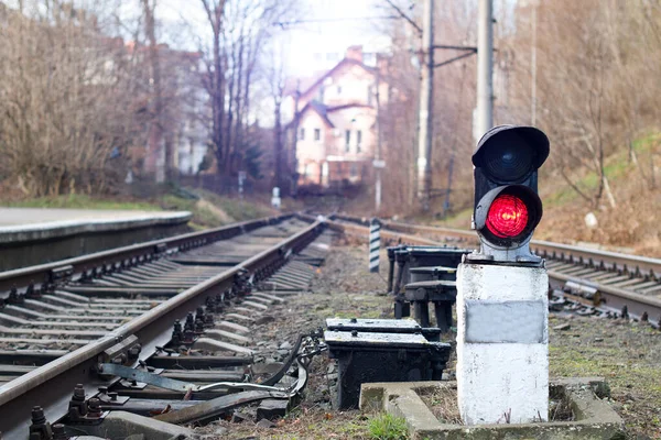 Trafik Işığı Kırmızı Sinyal Demiryolu Üzerinde Gösterir Kırmızı Işık — Stok fotoğraf