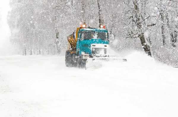 Snow Plow Caminhão Limpeza Estrada Nevada Tempestade Neve Floresta Neve — Fotografia de Stock