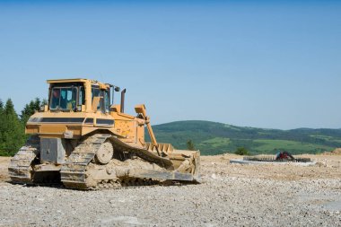 Rüzgar santrali inşaatı ve sarı buldozer