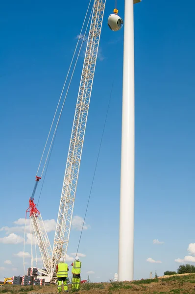 大きな新しい風力タービンの上部にローターハウスを設置する — ストック写真