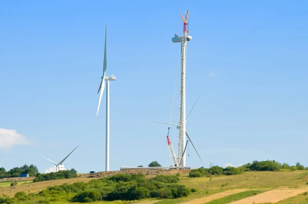 Bouw Van Windturbinetoren Met Prachtig Landschap Blauwe Lucht Schone Hernieuwbare — Stockfoto