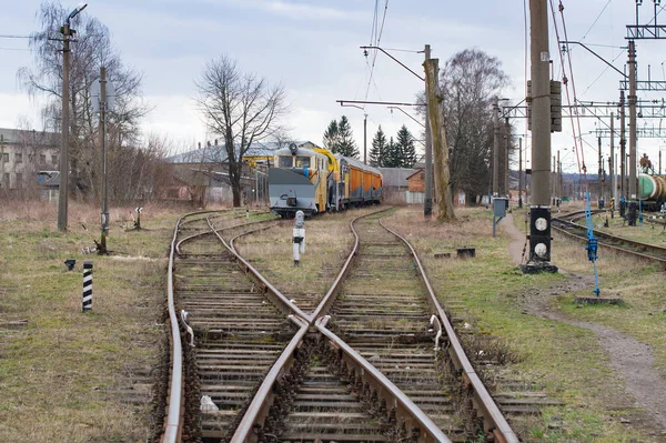 Lokomotiv Med Långa Godståg Står Vid Transitjärnvägsstation Träna Med Stålprodukter — Stockfoto