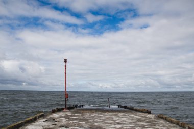 Niechorze iskelesi ve çarpışan dalgalar Baltık denizi