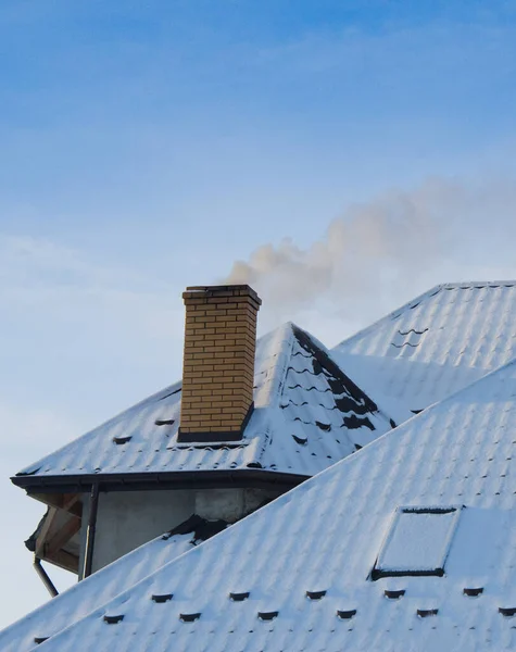 Schornstein Auf Dem Dach Schließen Winter — Stockfoto
