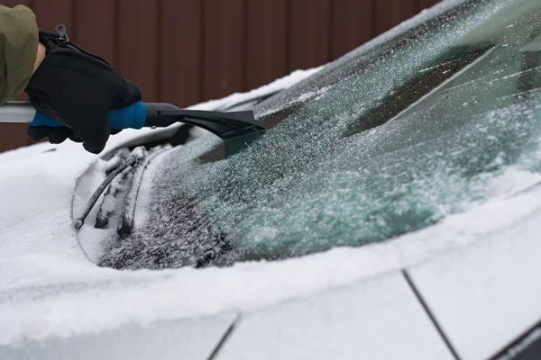 Vinterscen Mänsklig Hand Handske Skrapa Från Bilen — Stockfoto