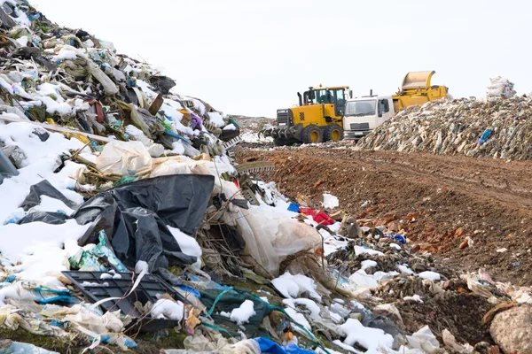Camião Basculante Descarregar Lixo Sobre Vasto Aterro Poluição Ambiental Método — Fotografia de Stock