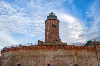 Kolobrzeg şehir parkındaki deniz feneri kulesi, Baltık Denizi kıyısı, Polonya