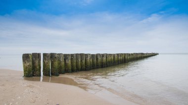 Rewal yakınlarındaki Baltık Denizi sahilinde dalgalı su. Polonya