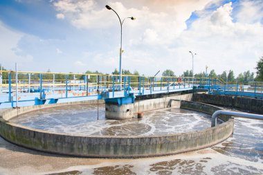 Su arıtma tesisinde Solid Contact Clarifier Tank tipi Sludge Recirculation işlemi. Yenileme. Polonya