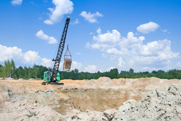 工業主義 ポーランドの巨大な砂採石場 機械の錆と金属 — ストック写真