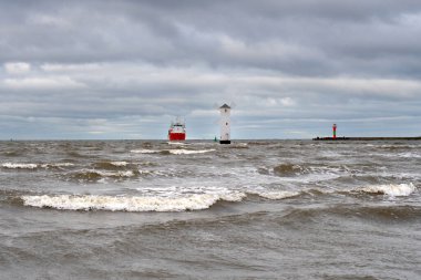 Polonya 'nın Batı Pomeranya bölgesindeki Swinoujscie kasabasında Baltık Denizi' nde bir kargo gemisi.