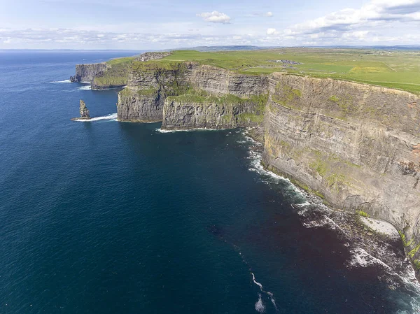 空中无人机鸟瞰来自世界著名克莱尔郡爱尔兰莫赫悬崖 爱尔兰农村乡村景色自然野生大西洋路上 图库图片