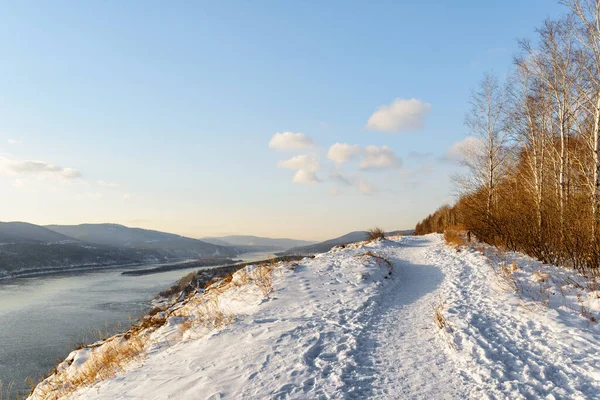 美丽的冬季风景 西伯利亚雪山风景秀丽的Yenisey河顶景 图库图片