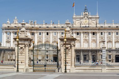 Madrid Kraliyet Sarayı ve İspanya 'da Armory Meydanı' nın (Plaza de la Armeria) kapısı. Madrid popüler bir turizm merkezidir..