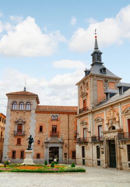 Madrid, İspanya 'daki Plaza de la Villa' nın manzarası. Güzel şehir meydanı. Madrid Avrupa 'nın popüler bir turizm beldesidir..