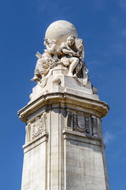 İspanya 'nın Madrid kentindeki Cervantes Anıtı (Plaza de Espana). Madrid Avrupa 'nın popüler bir turizm beldesidir..
