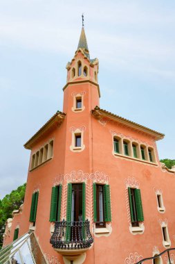 İspanya 'nın Barselona kentindeki Park Guell' deki Gaudi House Müzesi 'nin manzarası. Park Antoni Gaudi tarafından tasarlandı. Barselona Avrupa 'nın popüler bir turizm beldesidir..