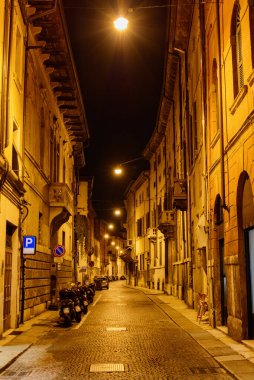 İtalya Verona 'nın tarihi merkezindeki dar sokağın gece manzarası. Verona Avrupa 'nın popüler bir turizm beldesidir..