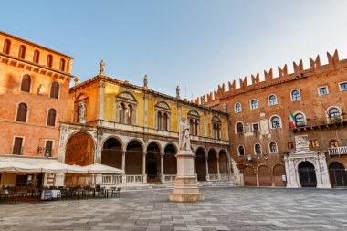 İtalya, Verona 'daki Piazza dei Signori manzarası. Verona Avrupa 'nın popüler bir turizm beldesidir..