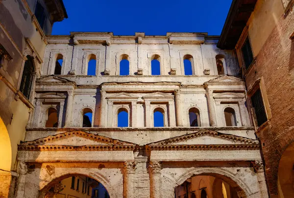 Niesamowity Widok Porta Borsari Weronie Włochy Starożytna Rzymska Brama Jest — Zdjęcie stockowe