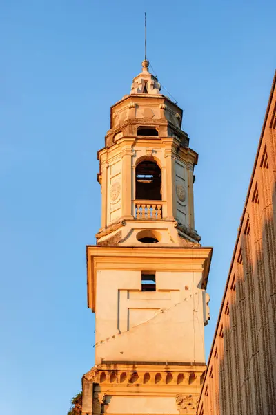 イタリアのヴェローナにあるサン セバスティアノ教会の鐘楼の素晴らしい眺め 古代の塔はバロック様式で建てられています ヴェローナはヨーロッパの人気観光地です ロイヤリティフリーのストック写真