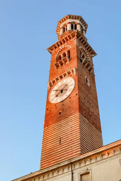 朝の太陽の下 ヴェローナ イタリア のトーレ ランベルティ 青空の背景に時計塔 ヴェローナはヨーロッパの人気観光地です ストックフォト