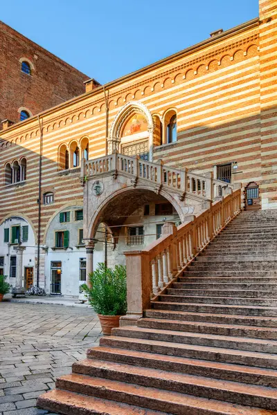 Kilátás Udvarra Régi Piac Verona Olaszország Verona Európa Egyik Népszerű Jogdíjmentes Stock Fotók