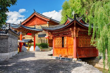 Çin 'in Lijiang şehrinin muhteşem manzarası. Geleneksel Çin otantik binaları. Lijiang Asya 'nın popüler bir turizm merkezidir..