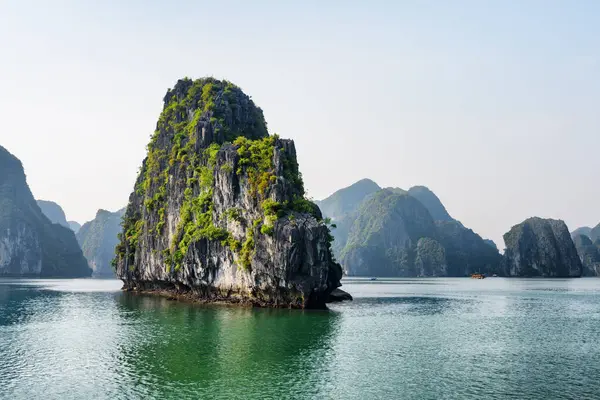 Scenic Karst Isle Long Bay Vietnam Halong Bay Popular Tourist — Stock Photo, Image