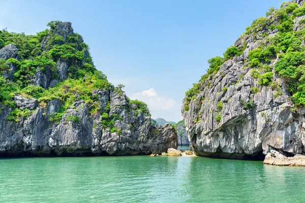 베트남 남중국해의 베이에 Azure 그리고 Karst Halong Bay는 아시아의 인기있는 스톡 사진