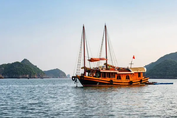 Turistahajó Long Bay Vietnamban Gyönyörű Táj Által Alkotott Karszt Szigeteken Jogdíjmentes Stock Képek
