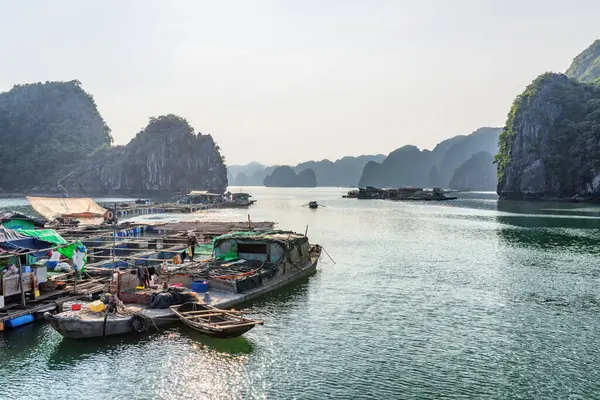 Gyönyörű Kilátás Lebegő Halászfalu Halong Öbölben Tonkin Öböl Dél Kínai Jogdíjmentes Stock Fotók