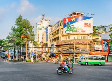 Ho Chi Minh City, Vietnam - 30 Nisan 2015 Saigon şehir merkezinde sahne kavşağı. Eski binada Birleşme Günü tabelası var. 30 Nisan Vietnam 'da resmi bir tatildir..