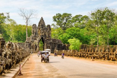 Siem Reap, Kamboçya 'daki Angkor kompleksinde bir yolun üzerindeki kapı.