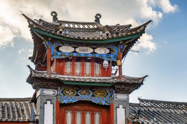 Lijiang, Yunnan Eyaleti, Çin - 23 Ekim 2015: Eski Lijiang Kasabası 'ndaki geleneksel Çin siyah kiremit çatı manzarası.