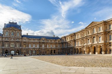 Paris, Fransa - 13 Ağustos 2014: Louvre Sarayı 'nın Cour Carree (Kare Mahkemesi) muhteşem manzarası. Muhteşem avlu Avrupa 'nın popüler bir turistik mekanıdır..