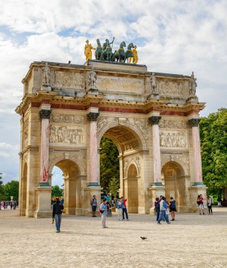 Paris, Fransa - 13 Ağustos 2014: Atlıkarınca Meydanı 'ndaki Zafer Kemeri görüntüsü. Bu zafer kemeri Napolyon 'un askeri zaferlerini anmak için yapıldı. Paris 'in en popüler yerlerinden biridir..