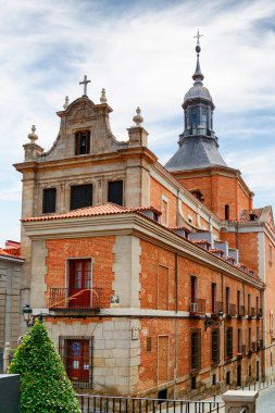 Madrid, İspanya - 18 Ağustos 2014: Iglesia del Sacramento 'nun muhteşem manzarası. Roma Katolik Kilisesi İspanya Askeri Katedrali ve İspanya Askeri Başpiskoposu 'nun başkentidir..