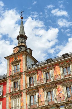 Madrid, İspanya - 18 Ağustos 2014: Plaza Mayor 'daki Casa de la Panaderia' nın saat kulesi. Madrid Avrupa 'nın popüler bir turizm beldesidir..