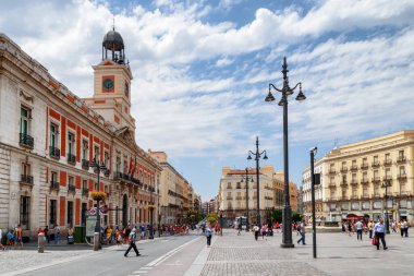 Madrid, İspanya - 18 Ağustos 2014: Puerta del Sol Meydanı 'nın muhteşem manzarası. Madrid Avrupa 'nın popüler bir turizm beldesidir..