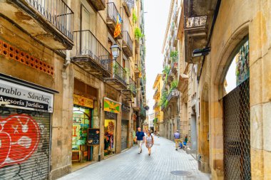 Barcelona, İspanya - 21 Ağustos 2014: Gotik Mahalledeki manzaralı dar sokak manzarası. Barselona Avrupa 'nın popüler bir turizm beldesidir..