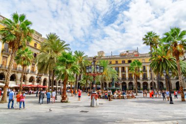 Barcelona, İspanya - 21 Ağustos 2014: Gotik Mahallede Placa Reial (Royal Plaza) manzarası. Meydan, Avrupa 'nın popüler bir turizm merkezi..