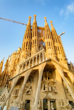 Barcelona, İspanya - 22 Ağustos 2014: Basilica de la Sagrada Familia 'nın muhteşem manzarası. Sagrada Familia, Antoni Gaudi tarafından tasarlanmıştır. Kilise, UNESCO 'nun Dünya Mirası Alanının bir parçası.