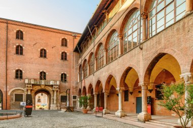 Verona, İtalya - 24 Ağustos 2014: İtalya 'nın Verona kentindeki Palazzo di Cansignorio avlusunun manzarası. Verona Avrupa 'nın popüler bir turizm beldesidir..