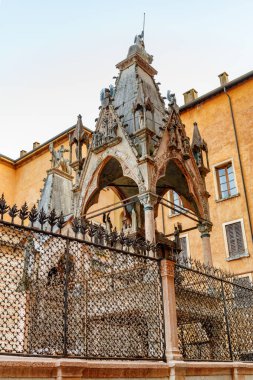 Verona, İtalya - 24 Ağustos 2014: Mastino II della Scala Mezarı 'nın muhteşem manzarası. Scaliger Mezarları Avrupa 'nın popüler turistik ilgi odağı..