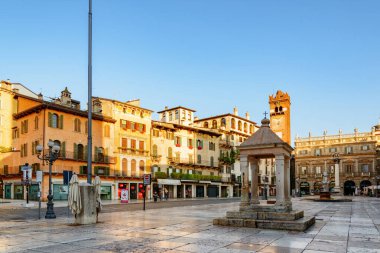 Verona, İtalya - 24 Ağustos 2014: Verona, (İtalya) Piazza delle Erbe (Pazar Meydanı) manzarası. Verona Avrupa 'nın popüler bir turizm beldesidir..