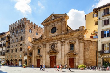 Florence, İtalya - 25 Ağustos 2014: Basilica di Santa Trinita 'nın muhteşem cephesi. Kilise Avrupa 'nın popüler bir turistik merkezidir..