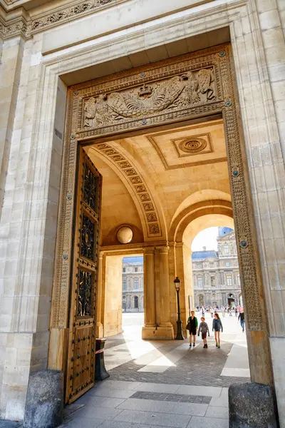 Paris Frankrike August 2014 Fantastisk Utsikt Louvre Palassets Østligste Port royaltyfrie gratis stockfoto