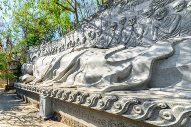 Nha Trang, Vietnam - 9 Nisan 2015: Khanh Hoa ilindeki Long Son Pagoda 'da yaslanan Buda. Long Son Pagoda, Asya 'nın popüler bir turistik merkezidir..