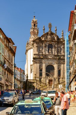 Porto, Portekiz - 16 Ağustos 2014: Clerigos Kilisesi 'nin muhteşem görünüşü. Barok kilisesi Avrupa 'nın popüler bir turistik merkezidir..